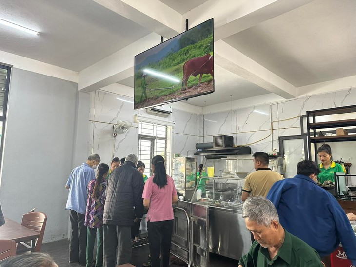 Bữa cơm nghĩa tình ấm lòng bệnh nhân- Ảnh 2.
