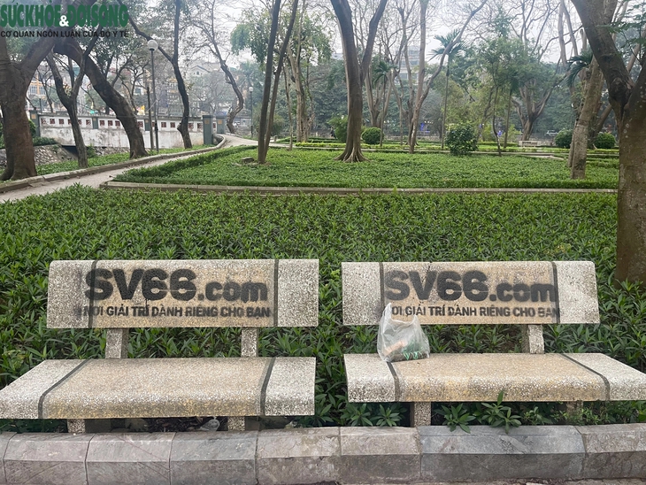 Ghế đá vườn hoa tiếp tục bị xịt sơn quảng cáo web cờ bạc, trách nhiệm của chính quyền địa phương?- Ảnh 2. Ghế đá vườn hoa tiếp tục bị xịt sơn quảng cáo web cờ bạc, trách nhiệm của chính quyền địa phương?- Ảnh 2.