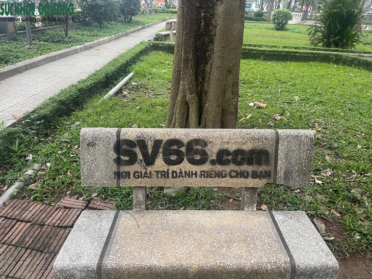 Ghế đá vườn hoa tiếp tục bị xịt sơn quảng cáo web cờ bạc, trách nhiệm của chính quyền địa phương?- Ảnh 3. Ghế đá vườn hoa tiếp tục bị xịt sơn quảng cáo web cờ bạc, trách nhiệm của chính quyền địa phương?- Ảnh 3.