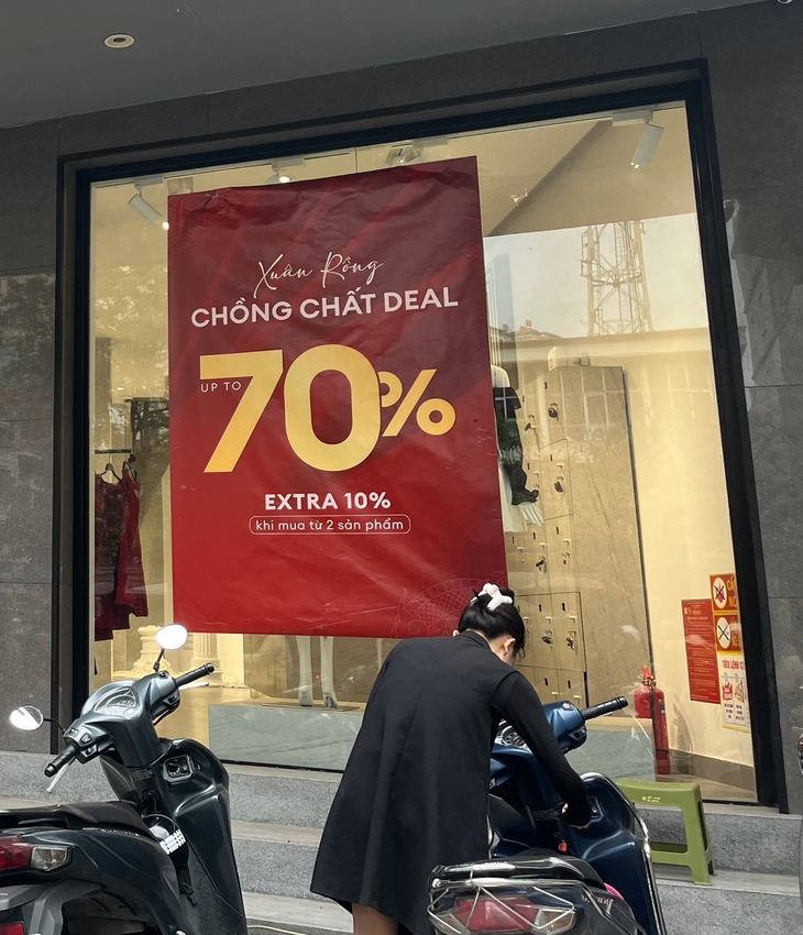 Quần áo cuối mùa giảm mạnh, nhiều chị em 'săn sale'... để dành- Ảnh 1.