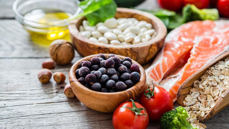 10 loại thực phẩm nên ăn và 5 loại thực phẩm nên tránh để ngăn ngừa bệnh Alzheimer- Ảnh 1. 10 loại thực phẩm nên ăn và 5 loại thực phẩm nên tránh để ngăn ngừa bệnh Alzheimer- Ảnh 1.