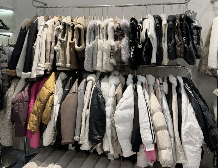 Quần áo cuối mùa giảm mạnh, nhiều chị em 'săn sale'... để dành- Ảnh 4.