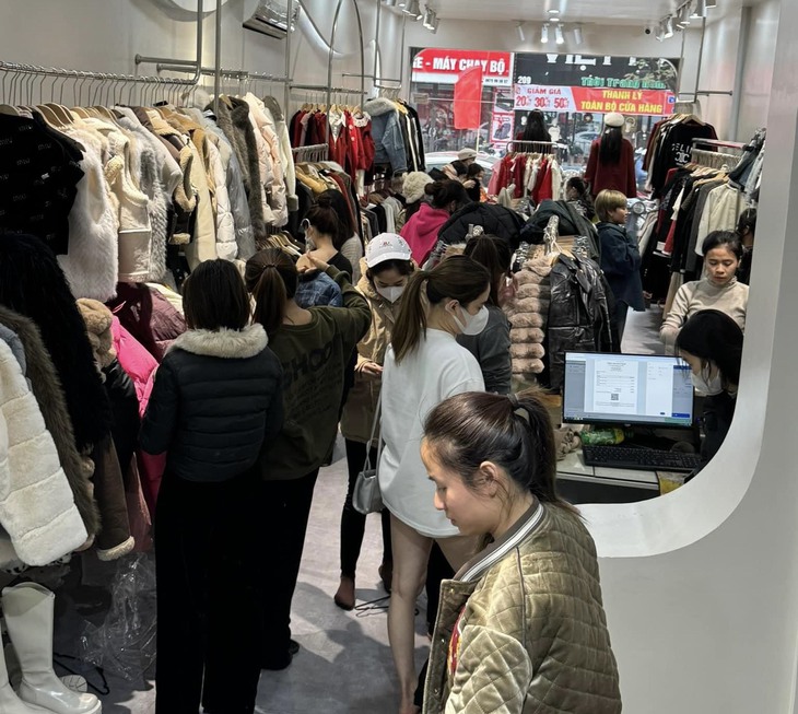 Quần áo cuối mùa giảm mạnh, nhiều chị em 'săn sale'... để dành- Ảnh 3.