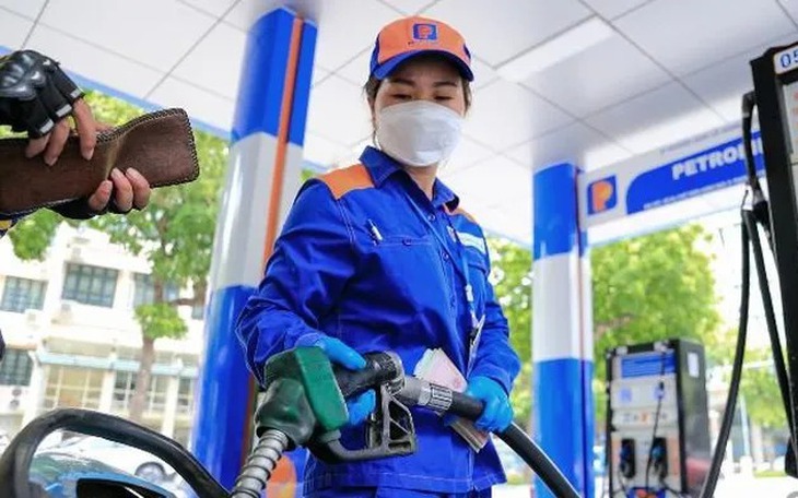 Giá xăng dầu hôm nay tăng giảm đan xen