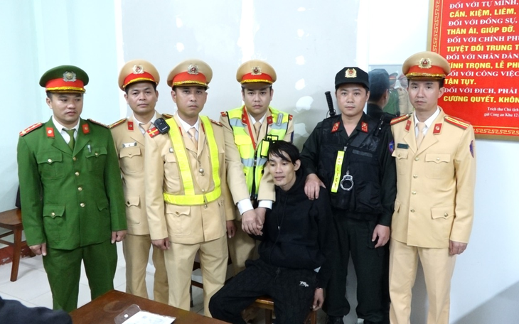 Thanh niên ôm hàng ngàn viên ma túy 