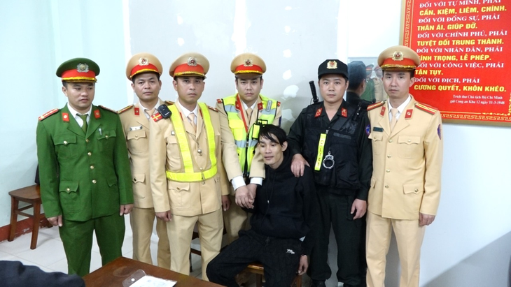 Thanh niên ôm hàng ngàn viên ma túy 'thông chốt'- Ảnh 1.