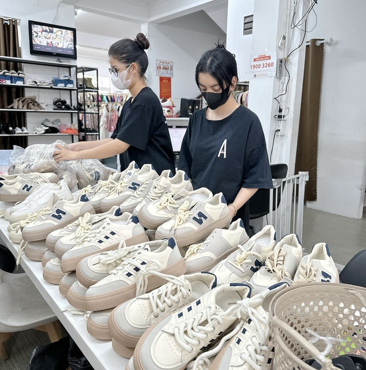 Quần áo cuối mùa giảm mạnh, nhiều chị em 'săn sale'... để dành- Ảnh 5.