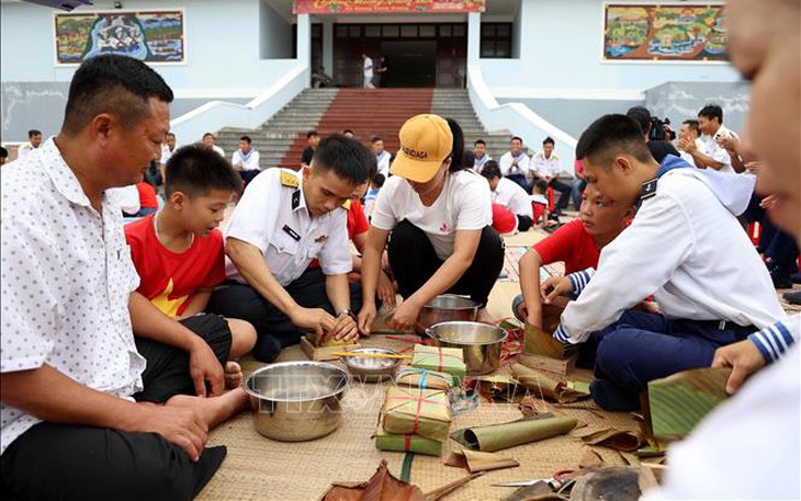 Quân dân ở Trường Sa thi gói bánh chưng đón Tết