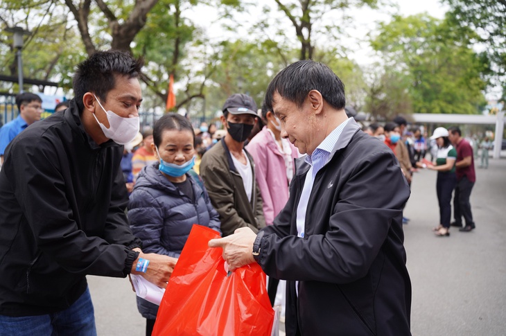 Ấm lòng chuyến xe đưa bệnh nhân nghèo về quê ngày cận Tết- Ảnh 1. Ấm lòng chuyến xe đưa bệnh nhân nghèo về quê ngày cận Tết- Ảnh 1.