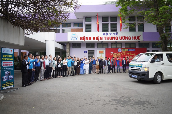 Ấm lòng chuyến xe đưa bệnh nhân nghèo về quê ngày cận Tết- Ảnh 5. Ấm lòng chuyến xe đưa bệnh nhân nghèo về quê ngày cận Tết- Ảnh 5.