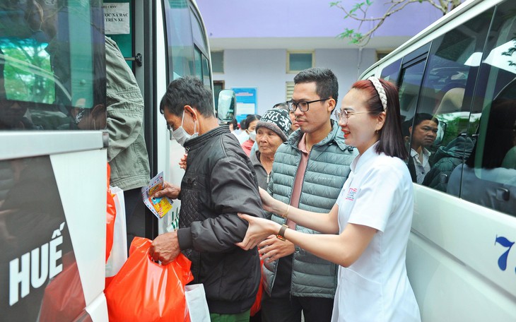 Ấm lòng chuyến xe đưa bệnh nhân nghèo về quê ngày cận Tết