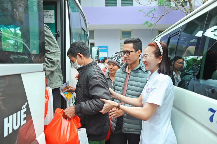 Ấm lòng chuyến xe đưa bệnh nhân nghèo về quê ngày cận Tết- Ảnh 4. Ấm lòng chuyến xe đưa bệnh nhân nghèo về quê ngày cận Tết- Ảnh 4.