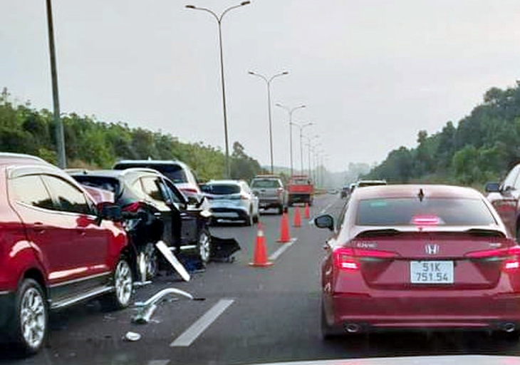 Ùn tắc nghiêm trọng trên cao tốc Long Thành – Dầu Giây do tai nạn giao thông liên hoàn- Ảnh 2. Ùn tắc nghiêm trọng trên cao tốc Long Thành – Dầu Giây do tai nạn giao thông liên hoàn- Ảnh 2.