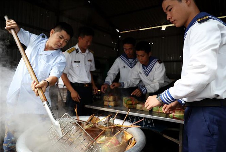 Quân dân ở Trường Sa thi gói bánh chưng đón Tết- Ảnh 1. Quân dân ở Trường Sa thi gói bánh chưng đón Tết- Ảnh 1.