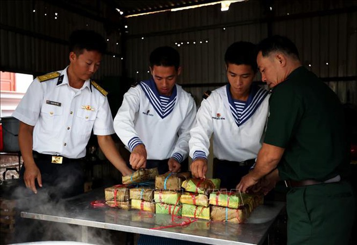 Quân dân ở Trường Sa thi gói bánh chưng đón Tết- Ảnh 2. Quân dân ở Trường Sa thi gói bánh chưng đón Tết- Ảnh 2.