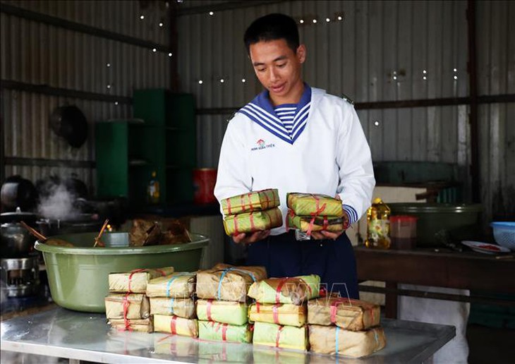 Quân dân ở Trường Sa thi gói bánh chưng đón Tết- Ảnh 6. Quân dân ở Trường Sa thi gói bánh chưng đón Tết- Ảnh 6.