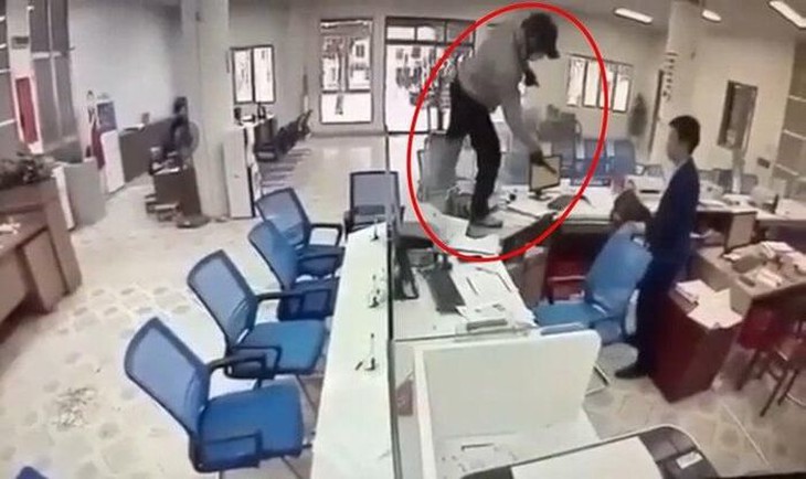 Mang dao vào cướp ngân hàng vì đánh bạc trên mạng- Ảnh 2.