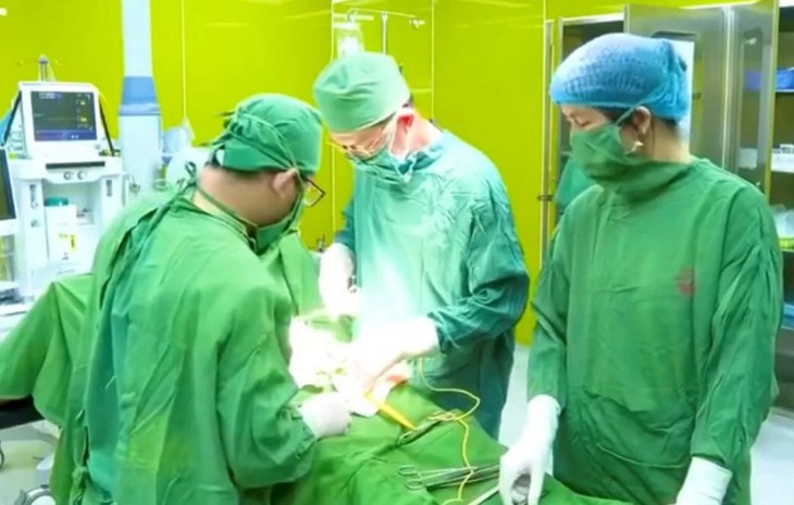 Ca mổ cấp cứu khẩn trong đêm cứu nam thanh niên bị vật sắc nhọn đâm thấu bụng- Ảnh 1.