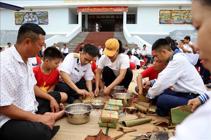 Quân dân ở Trường Sa thi gói bánh chưng đón Tết- Ảnh 4. Quân dân ở Trường Sa thi gói bánh chưng đón Tết- Ảnh 4.