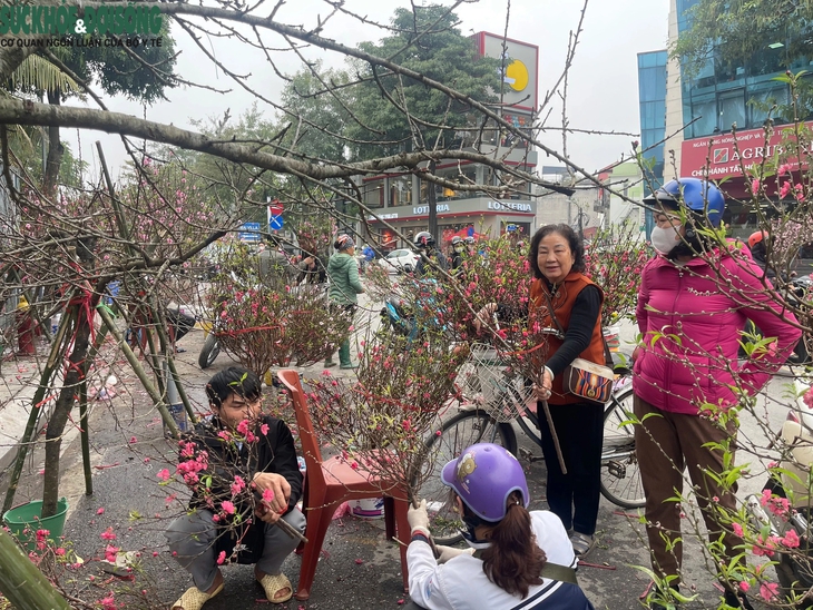 Chủ nhật cuối năm, người dân đi sắm Tết, siêu thị chật cứng, hàng hoa tất bật- Ảnh 7.