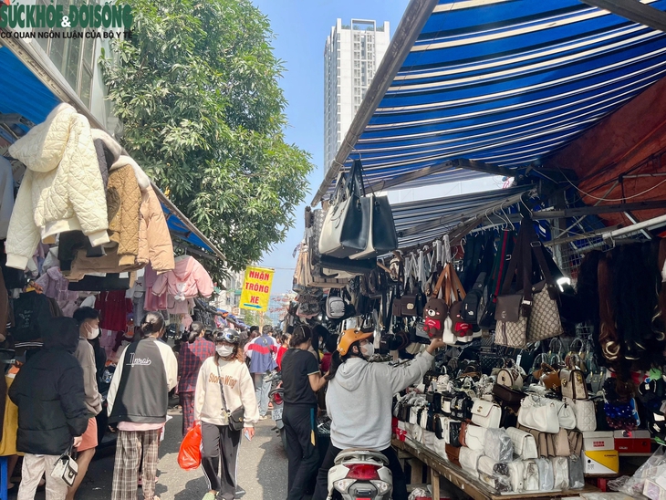 Chủ nhật cuối năm, người dân đi sắm Tết, siêu thị chật cứng, hàng hoa tất bật- Ảnh 8.