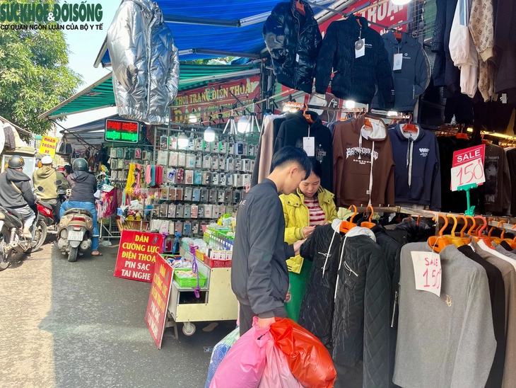 Chủ nhật cuối năm, người dân đi sắm Tết, siêu thị chật cứng, hàng hoa tất bật- Ảnh 9.