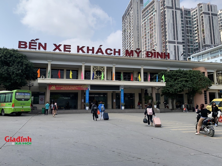 Người dân lỉnh kỉnh đồ, xe rời Thủ đô, về quê ăn Tết sớm- Ảnh 1.