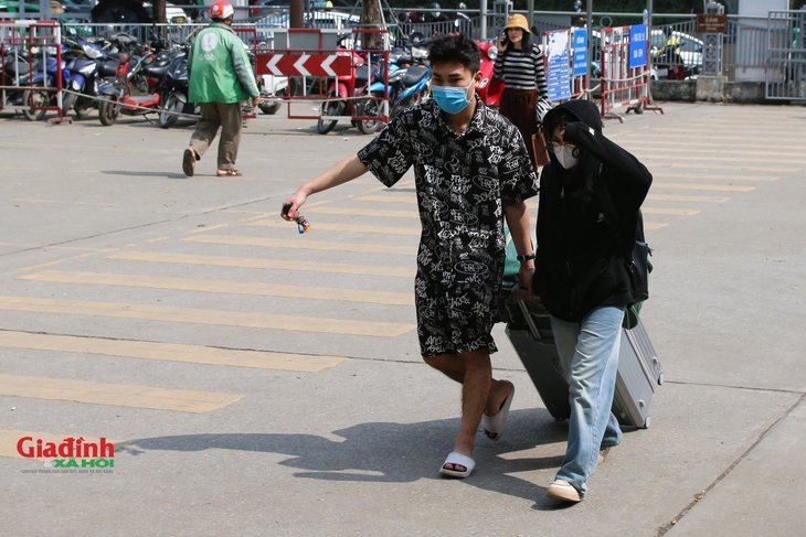 Người dân lỉnh kỉnh đồ, xe rời Thủ đô, về quê ăn Tết sớm- Ảnh 5.