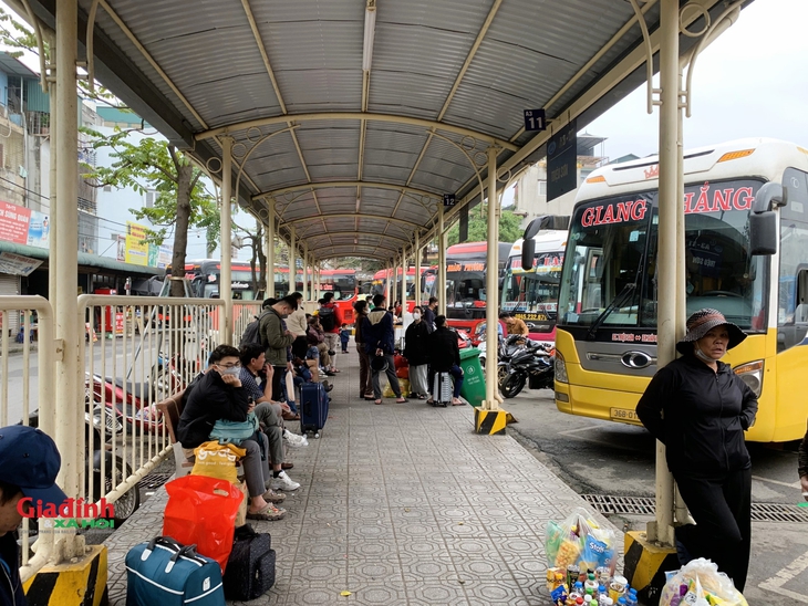 Người dân lỉnh kỉnh đồ, xe rời Thủ đô, về quê ăn Tết sớm- Ảnh 9.