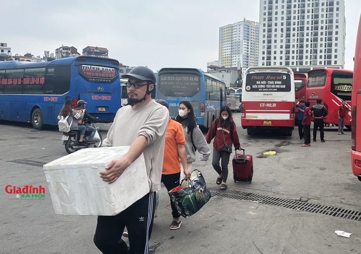 Người dân lỉnh kỉnh đồ, xe rời Thủ đô, về quê ăn Tết sớm- Ảnh 7.
