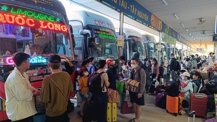Người dân đổ về các bến xe TPHCM để về quê ăn Tết- Ảnh 2.