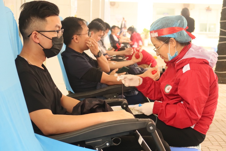 Gần 1.500 cán bộ, người lao động ngành y tế tham gia Giọt hồng Blouse trắng - Ảnh 2.