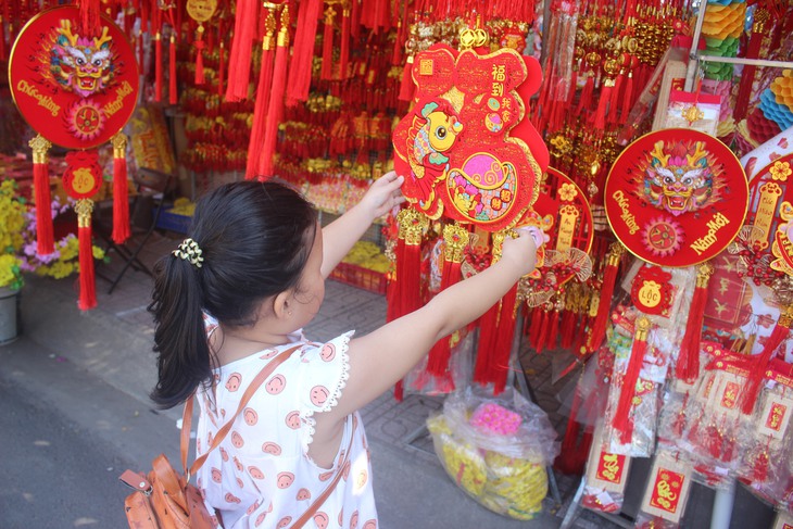 Đồ trang trí hình rồng đắt khách ngày cận Tết Giáp Thìn- Ảnh 5.