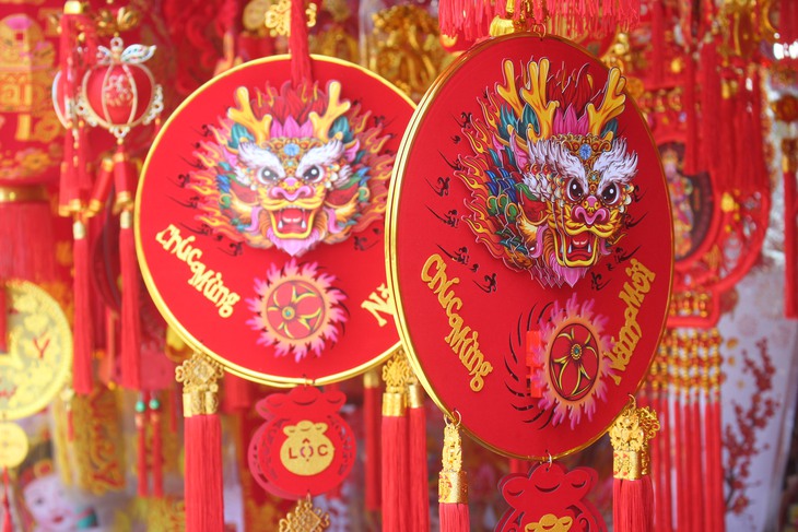 Đồ trang trí hình rồng đắt khách ngày cận Tết Giáp Thìn- Ảnh 7.
