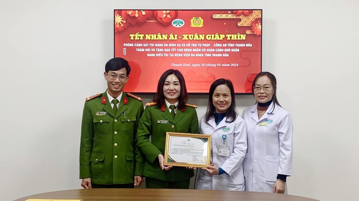 Ấm áp những tấm lòng sẻ chia với bệnh nhân nghèo- Ảnh 9. Ấm áp những tấm lòng sẻ chia với bệnh nhân nghèo- Ảnh 9.