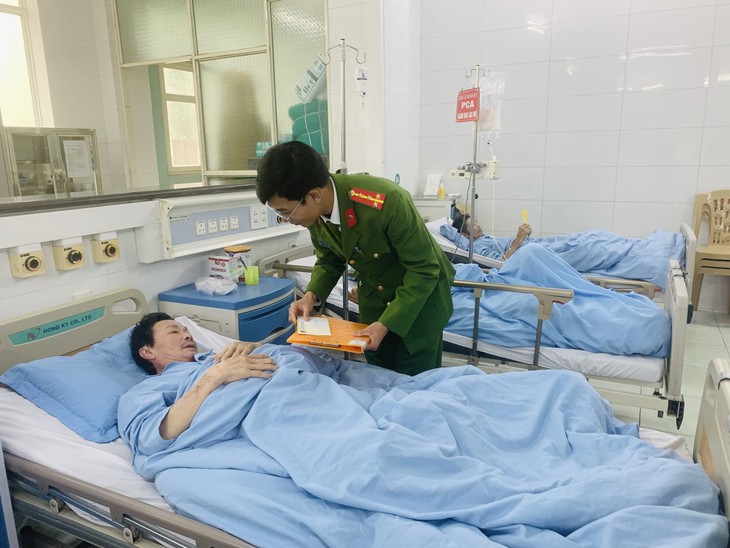 Ấm áp những tấm lòng sẻ chia với bệnh nhân nghèo- Ảnh 7. Ấm áp những tấm lòng sẻ chia với bệnh nhân nghèo- Ảnh 7.
