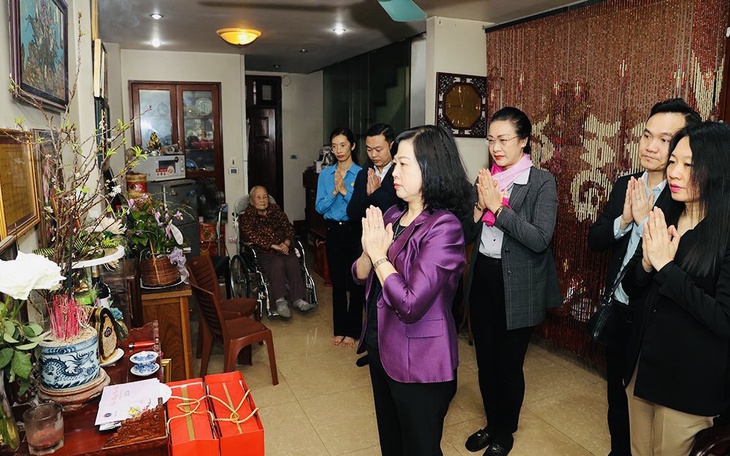Bộ trưởng Đào Hồng Lan chúc Tết gia đình Liệt sĩ, bác sĩ Đặng Thuỳ Trâm và các cố lãnh đạo Bộ Y tế- Ảnh 1. Bộ trưởng Đào Hồng Lan chúc Tết gia đình Liệt sĩ, bác sĩ Đặng Thuỳ Trâm và các cố lãnh đạo Bộ Y tế- Ảnh 1.