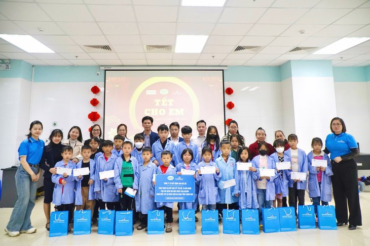 Ấm áp những tấm lòng sẻ chia với bệnh nhân nghèo- Ảnh 4. Ấm áp những tấm lòng sẻ chia với bệnh nhân nghèo- Ảnh 4.