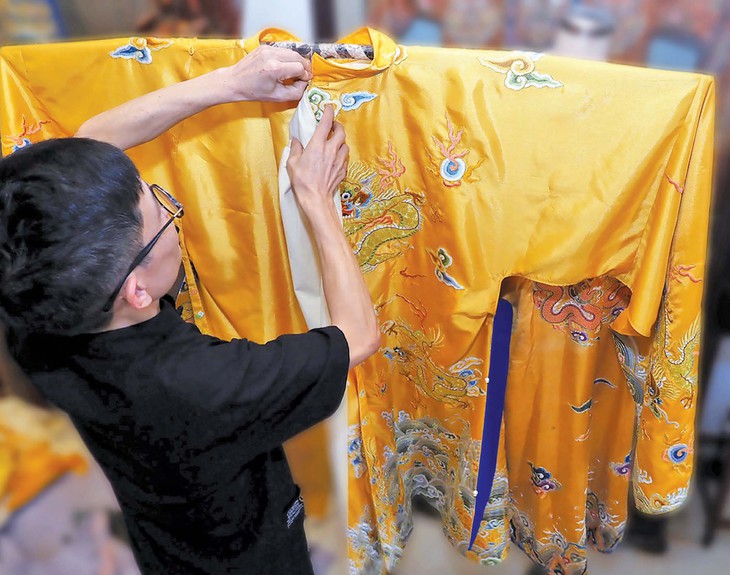 Thổi hồn vào kỹ thuật thêu long bào
- Ảnh 3.