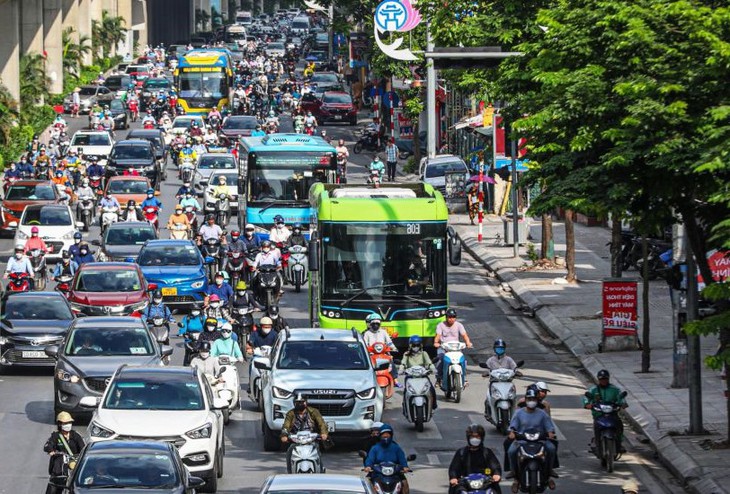 Xe buýt Hà Nội chạy xuyên lễ 30/4 - 1/5, tăng chuyến phục vụ người dân- Ảnh 2. Xe buýt Hà Nội chạy xuyên lễ 30/4 - 1/5, tăng chuyến phục vụ người dân- Ảnh 2.