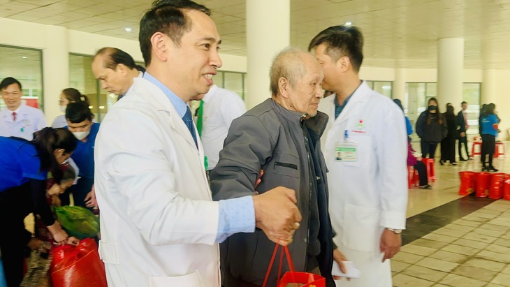 Ấm áp những tấm lòng sẻ chia với bệnh nhân nghèo- Ảnh 3. Ấm áp những tấm lòng sẻ chia với bệnh nhân nghèo- Ảnh 3.