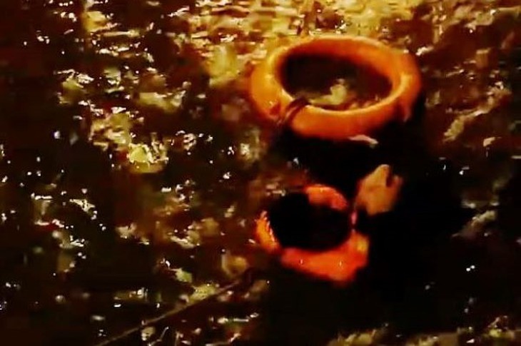 Dùng phao cứu sinh giải cứu nam giới nhảy cầu Chương Dương đang chới với giữa dòng nước- Ảnh 2. Dùng phao cứu sinh giải cứu nam giới nhảy cầu Chương Dương đang chới với giữa dòng nước- Ảnh 2.