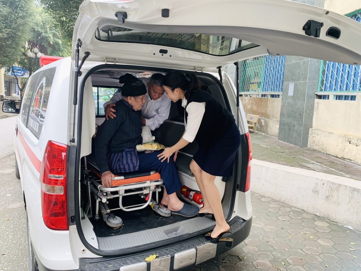 Những “Chuyến xe yêu thương” đưa bệnh nhân nghèo về quê ăn Tết- Ảnh 2. Những “Chuyến xe yêu thương” đưa bệnh nhân nghèo về quê ăn Tết- Ảnh 2.