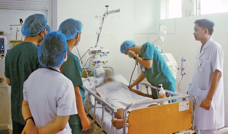 Ðem mùa xuân đến với những người bệnh- Ảnh 1. Ðem mùa xuân đến với những người bệnh- Ảnh 1.