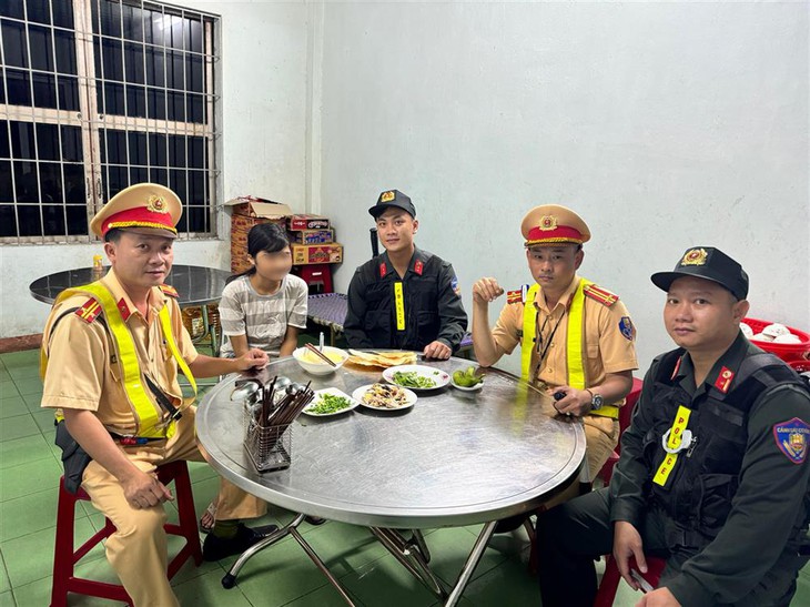 Cảnh sát giao thông kịp thời giải cứu bé gái nghi bị kẻ xấu dụ dỗ- Ảnh 1.