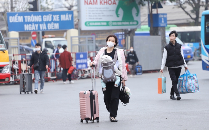 Xin nghỉ sớm, nhiều người lỉnh kỉnh đồ đạc về quê chiều 27 Tết