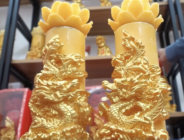 Nến rồng vàng cháy hàng ngày cận Tết dù giá 1,5 triệu đồng/cặp- Ảnh 4.