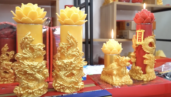 Nến rồng vàng cháy hàng ngày cận Tết dù giá 1,5 triệu đồng/cặp- Ảnh 3.
