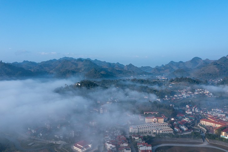 Huyền ảo thị trấn ẩn hiện trong mây giữa núi rừng Tây Bắc- Ảnh 1.