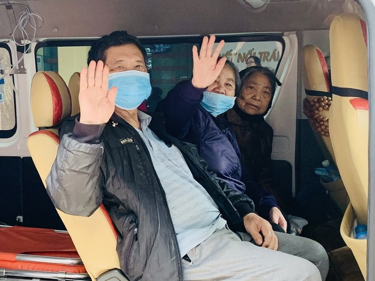 Những “Chuyến xe yêu thương” đưa bệnh nhân nghèo về quê ăn Tết- Ảnh 4. Những “Chuyến xe yêu thương” đưa bệnh nhân nghèo về quê ăn Tết- Ảnh 4.